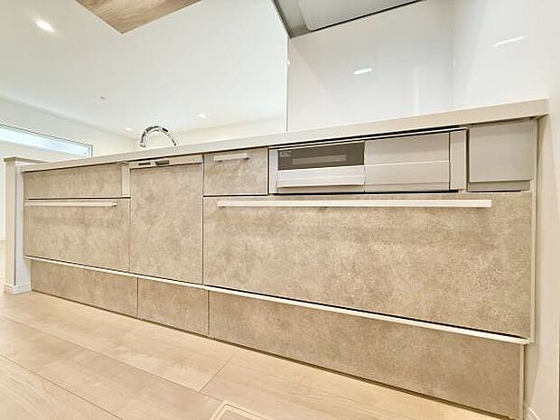 ご家族みんなで調理ができる位のスペースを実現したキッチン空間となっております。みんなで作った料理を召し上がりながらの会話は至福のひとときになるはずです♪