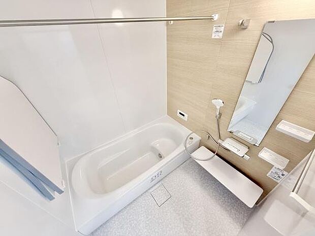 アクセントパネルで落ち着きのある雰囲気を演出♪毎日の疲れを癒やすバスタイムを。