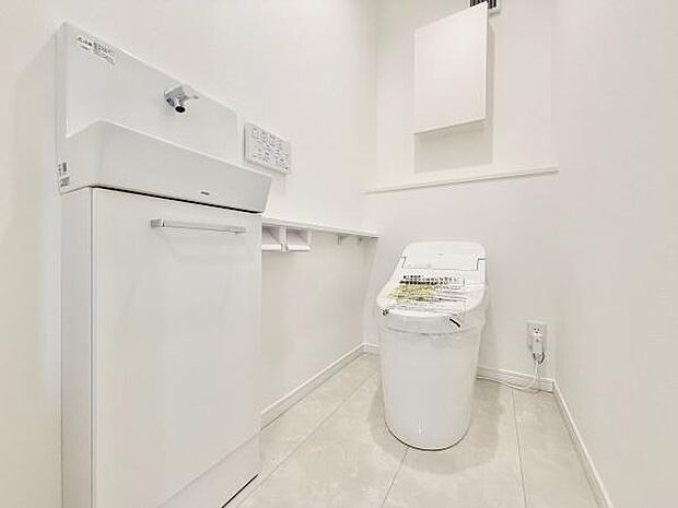 節水型でエコなトイレには、今では当たり前のウォシュレット付き。便座を温める機能付き！便利な手洗台付き！