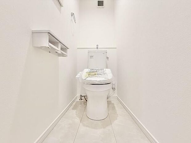 清潔感のあるトイレです！タオルフォルダーも付いておりそのまま手洗いもできます。