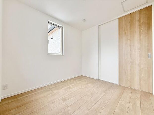 収納を完備！普段使いのお洋服や小物はもちろん、季節物のお洋服などもしっかりと整理整頓おしまい頂けます。居室空間をより広く隅々までお使いいただけますね♪