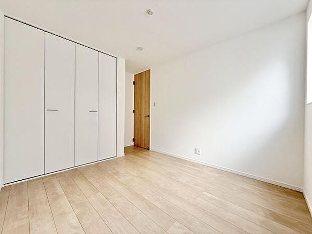 木目のフローリングが暖かみのある室内に。