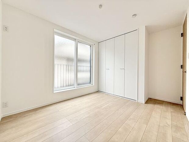 大きな窓からたっぷりの日差しが降り注ぐ明るい室内です。