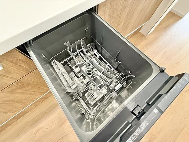 食器洗乾燥機付きで家族の食器もピカピカ。後片付けもラクラクこなせて、日々の生活には欠かせない便利設備。環境にもママの手にも優しいのがうれしいですね。