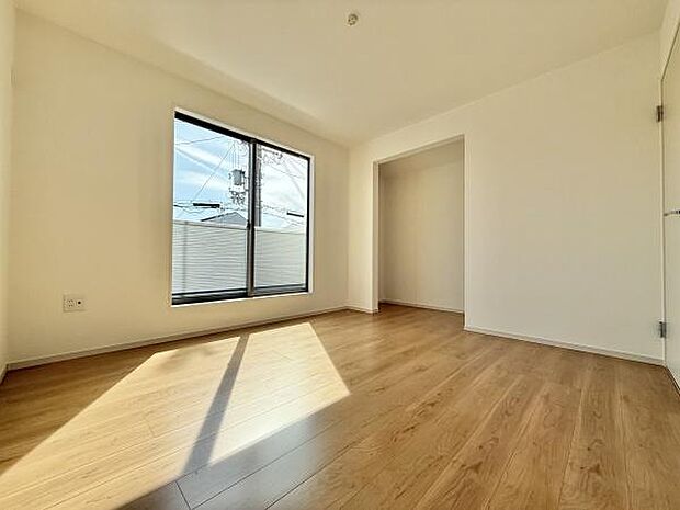 木目のフローリングが暖かみのある室内に。明るい寝室で心地のいい朝を迎えられそう。