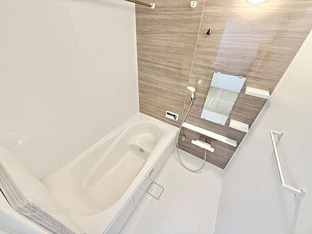 一日の疲れを癒してくれる場所なので、快適に過ごして頂く為にゆったりサイズのバスタブ。是非半身浴をお楽しみ下さい。乾燥・暖房機能付き！