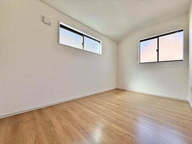 光が沢山取り込める大きな窓。2面採光なので、日差しを長時間受ける事が出来る暖かいお部屋です。