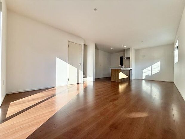 ここにはみんなが集い、食事と楽しい会話が始まる。話に夢中になりすぎて、ついつい時を忘れてしまう。そんな束の間の幸せを感じさせてくれる場所。