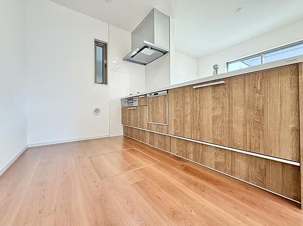 食器洗乾燥機付きで家族の食器もピカピカ。後片付けもラクラクこなせて、日々の生活には欠かせない便利設備。環境にもママの手にも優しいのがうれしいですね。