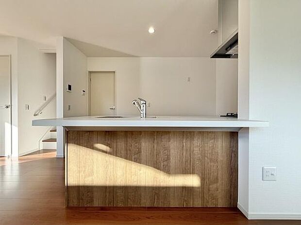 キッチンからはリビングが一望でき、小さい子供さんも目が行き届きますね！