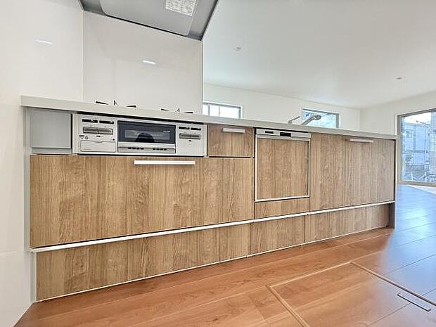 ご家族みんなで調理ができる位のスペースを実現したキッチン空間となっております。みんなで作った料理を召し上がりながらの会話は至福のひとときになるはずです♪