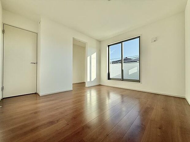 大きな窓からたっぷりの日差しが降り注ぐ明るい室内です。気持ちの良い朝日を受けて、目覚めの良い健康的な朝を迎えられそうです。