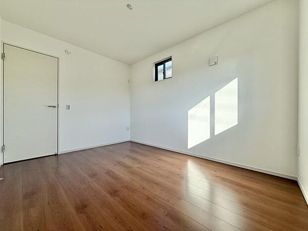 充分な広さと収納機能を備えた部屋はお子様の自発性と成長を促します。お子様の成長を支える、勉強や好きなことに没頭する学びの空間にどうぞ。