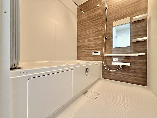 アクセントパネルで落ち着きのある雰囲気を演出♪毎日の疲れを癒やすバスタイムを。