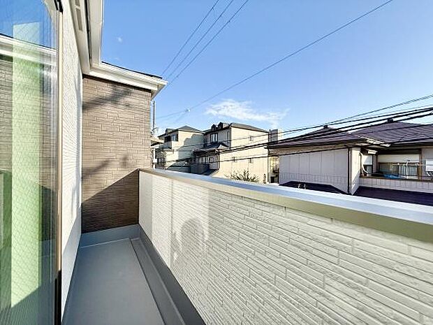 日当たり良いバルコニーです。洗濯物もしっかり乾きそうです♪