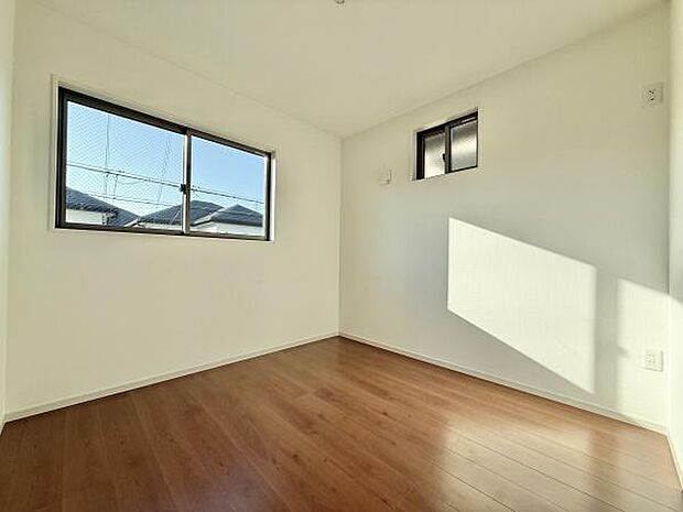 明るい陽射しが射し込む心地良い空間です♪