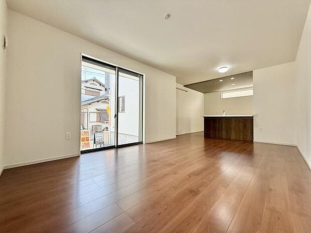 ここにはみんなが集い、食事と楽しい会話が始まる。話に夢中になりすぎて、ついつい時を忘れてしまう。そんな束の間の幸せを感じさせてくれる場所。