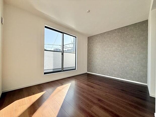 大きな窓からたっぷりと陽光が注がれる明るい空間。家族の成長に対応できる永住仕様の間取り。一日の疲れをいやしてくれる主寝室。時を忘れて過ごす場所として過ごせるお部屋ですね♪