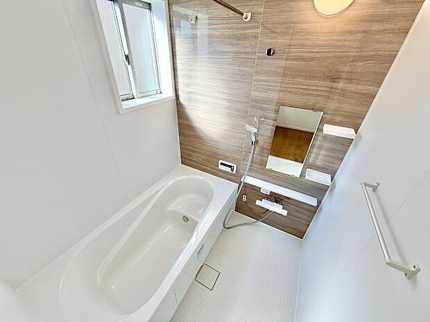 アクセントパネルで落ち着きのある雰囲気を演出♪毎日の疲れを癒やすバスタイムを。空気が籠らない様に小窓も設置しております。