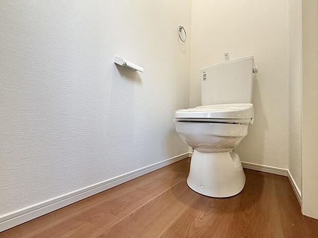 節水型でエコなトイレには、今では当たり前のウォシュレット付き。便座を温める機能付き!