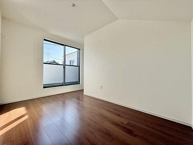 木目のフローリングが暖かみのある室内に。