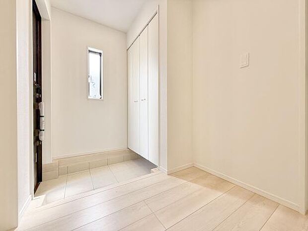 玄関も明るいです。大きな下駄箱もあり収納力・清潔感がGOODです。