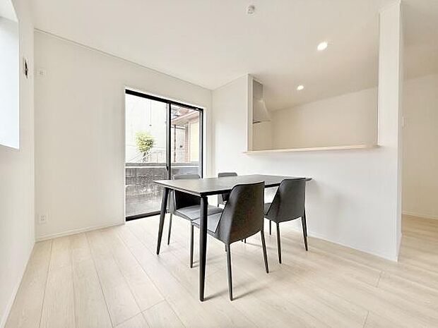 ここにはみんなが集い、食事と楽しい会話が始まる。話に夢中になりすぎて、ついつい時を忘れてしまう。そんな束の間の幸せを感じさせてくれる場所。