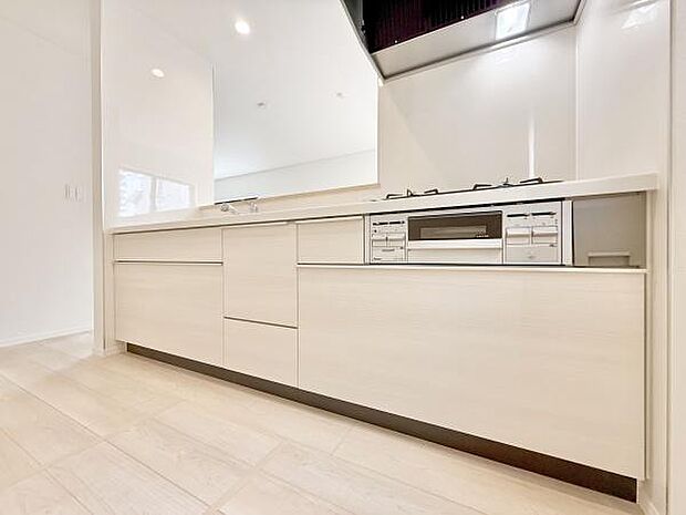 ご家族みんなで調理ができる位のスペースを実現したキッチン空間となっております。みんなで作った料理を召し上がりながらの会話は至福のひとときになるはずです♪