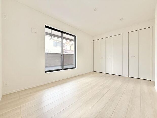 大きな窓からたっぷりと陽光が注がれる明るい空間。家族の成長に対応できる永住仕様の間取り。一日の疲れをいやしてくれる主寝室。時を忘れて過ごす場所として過ごせるお部屋ですね♪