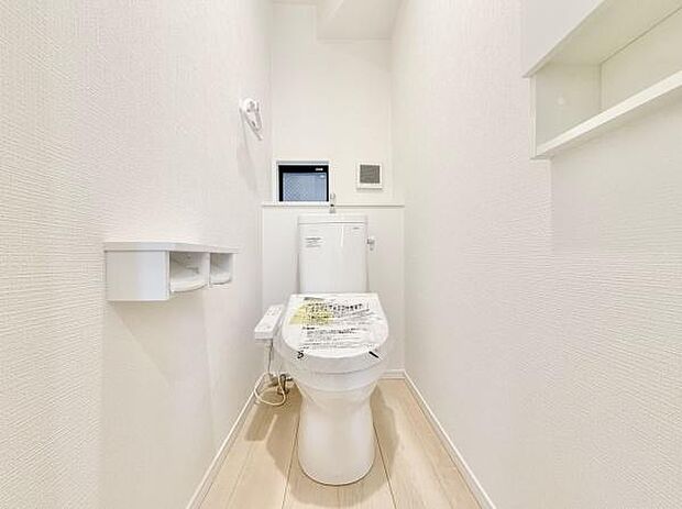 清潔感のある広々トイレです♪節水型でエコなトイレには、今では当たり前のウォシュレット付き。便座を温める機能付き！