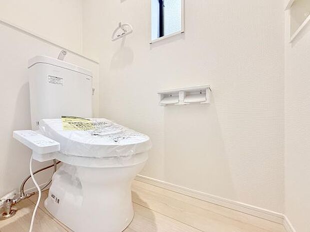 窓があるので、換気しやすく匂いもこもりません♪暗くなりがちなトイレも明るいですよ♪