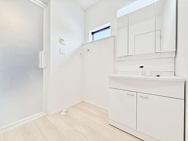 ゆとりの洗面スペースで朝の身支度も快適スムーズに。髪のセットやお化粧もストレスなくこなせ、朝から気分良く通勤通学に向かえそうですね！