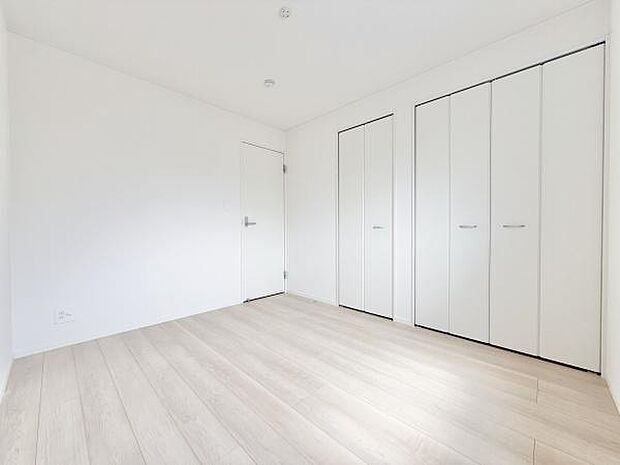 全居室には収納を完備！普段使いのお洋服や小物はもちろん、季節物のお洋服などもしっかりと整理整頓おしまい頂けます。居室空間をより広く隅々までお使いいただけますね♪