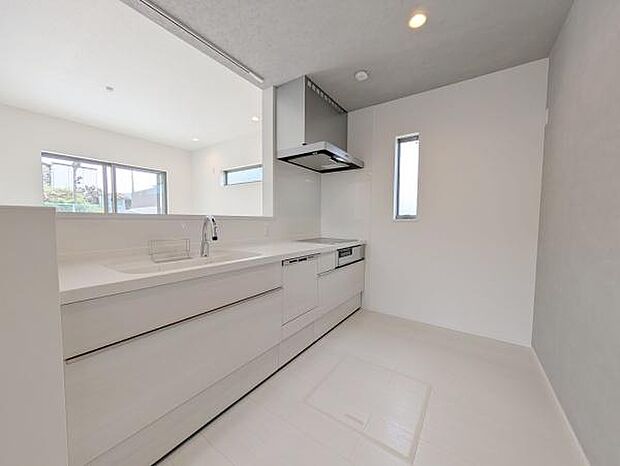 食器洗乾燥機付きで家族の食器もピカピカ。後片付けもラクラクこなせて、日々の生活には欠かせない便利設備。環境にもママの手にも優しいのがうれしいですね。