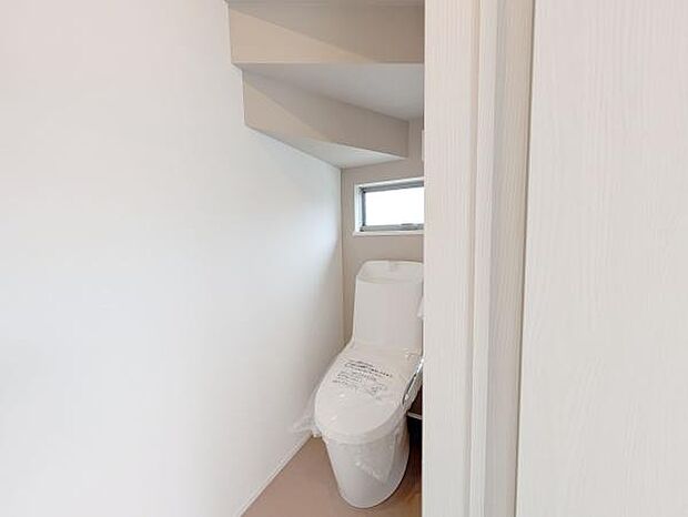 窓があるので、換気しやすく匂いもこもりません♪暗くなりがちなトイレも明るいですよ♪