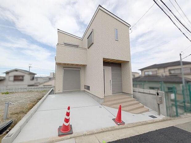 お車の出し入れが苦手なママや小さなお子様にも安心ですね。しっかり舗装もされているので、ベビーカーや自転車で通っても快適に通行できます。