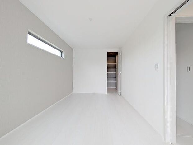 全居室には収納を完備！普段使いのお洋服や小物はもちろん、季節物のお洋服などもしっかりと整理整頓おしまい頂けます。居室空間をより広く隅々までお使いいただけますね♪