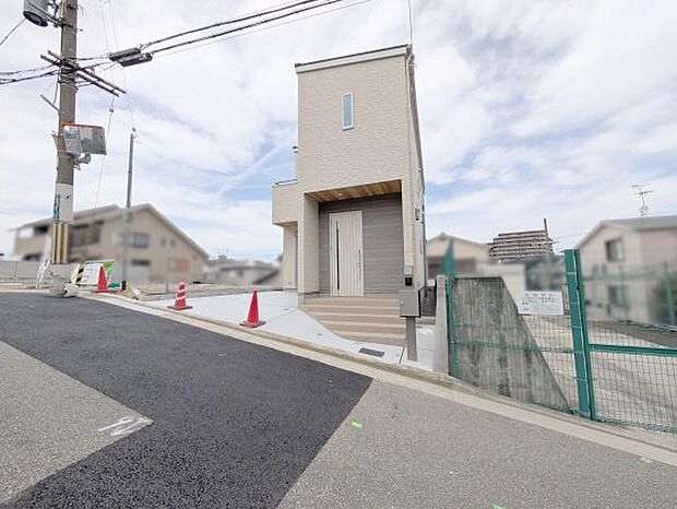 全面道路：幅員約5.4ｍ！前面道路は交通量も少なく、安心してお住まい頂けます!