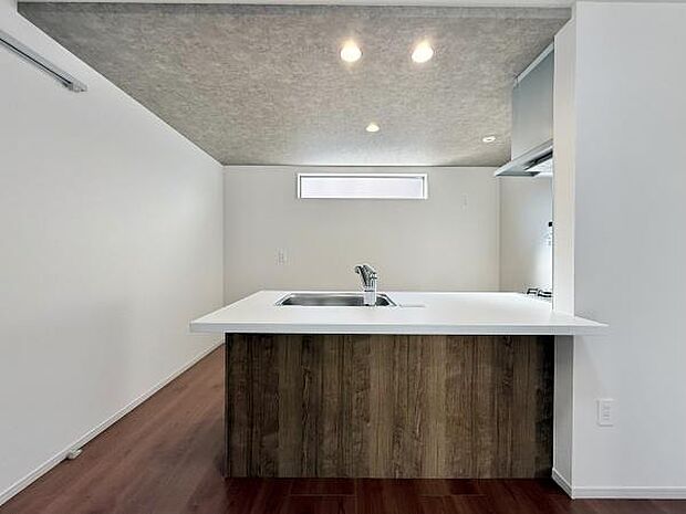 キッチンからはリビングが一望でき、小さい子供さんも目が行き届きますね！