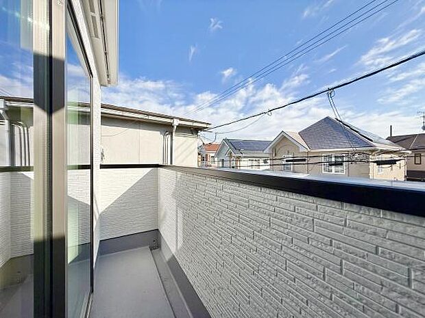 太陽の光と爽やかな風を受けたお洗濯物はあっという間に乾き、取りこむ時には太陽の匂いを感じられそうですね♪