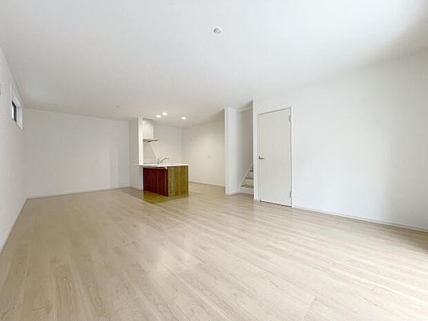 家族の笑い声が聞こえてきそうな大空間♪大きめのLDKはそれだけで心が和みます。家族揃ってリビングで過ごすお休みの日が、楽しみになる場所となることでしょう。