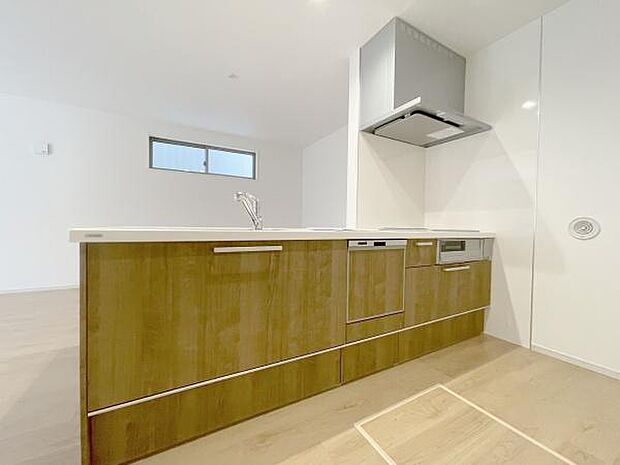 食器洗乾燥機付きで家族の食器もピカピカ。後片付けもラクラクこなせて、日々の生活には欠かせない便利設備。環境にもママの手にも優しいのがうれしいですね。