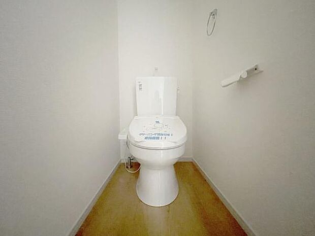 清潔感のある広々トイレです♪節水型でエコなトイレには、今では当たり前のウォシュレット付き。便座を温める機能付き!