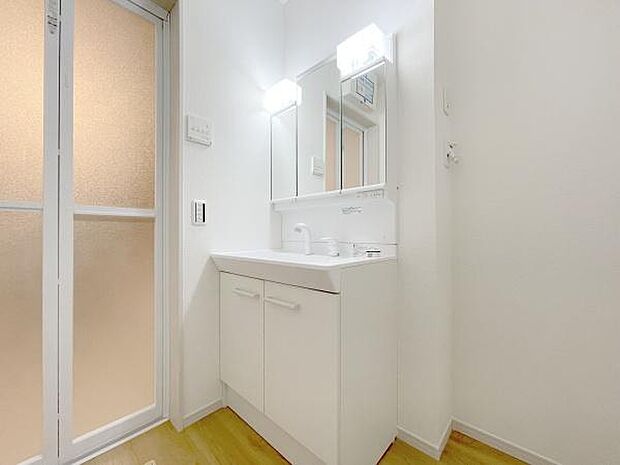 ゆとりの洗面スペースで朝の身支度も快適スムーズに。髪のセットやお化粧もストレスなくこなせ、朝から気分良く通勤通学に向かえそうですね!幹太くんで乾燥できますので雨の日も安心!