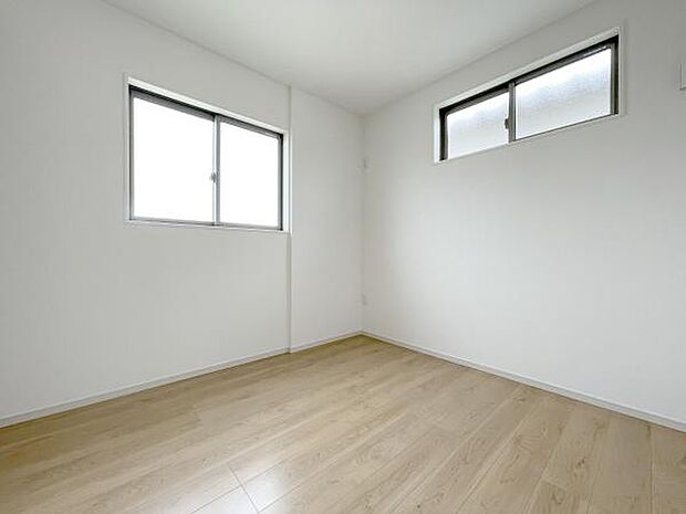 木目のフローリングが暖かみのある室内に。