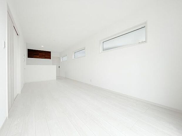 大切なご家族が集まるからこそＬＤＫはこだわりたい！休日はおひさまの光をたっぷりと取りこめるリビングでゆったりと過ごしませんか？子供たちが元気に笑いながら走り回っても十分な広さの空間です。