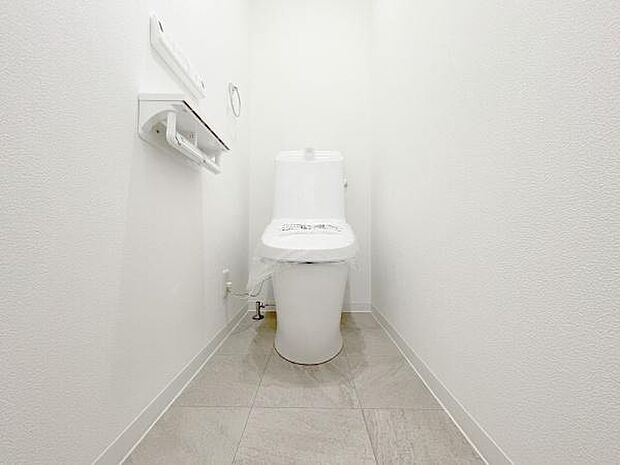 清潔感のある広々トイレです♪節水型でエコなトイレには、今では当たり前のウォシュレット付き。便座を温める機能付き！
