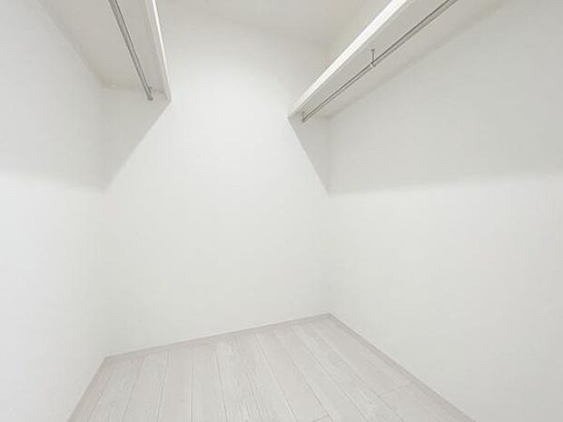 お洋服を大切にされる方に大変喜ばれる、憧れのウォークインクローゼット。お洋服以外にも掃除機やスーツケースなどを一箇所に集約できるのは魅力ですね！扉が一箇所ですので、お部屋の見た目にもスッキリ！