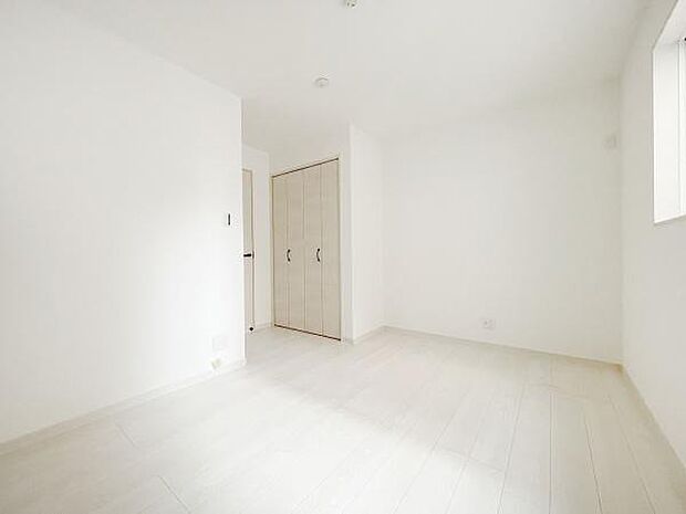 収納を完備！普段使いのお洋服や小物はもちろん、季節物のお洋服などもしっかりと整理整頓おしまい頂けます。居室空間をより広く隅々までお使いいただけますね♪