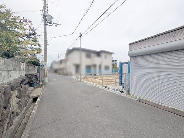 前面道路は閑静な住宅地をはしる車通りの少ない道路。しっかり舗装もされているので、ベビーカーや自転車で通っても快適に通行できます。
